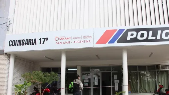 Encapuchado saltó las rejas de una casa y arrojó una tela encendida para quemar un auto