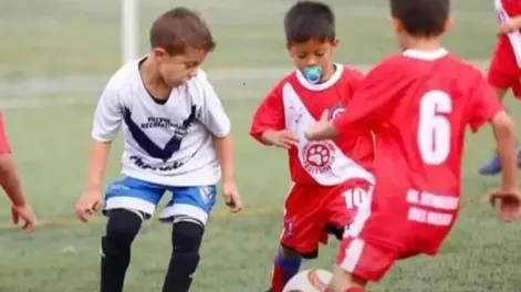 La historia del nene de 6 años que juega al fútbol con chupete