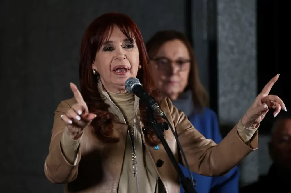 Ordenan que Cristina Kirchner se presente en Comodoro Py dentro de cinco días hábiles para quedar detenida