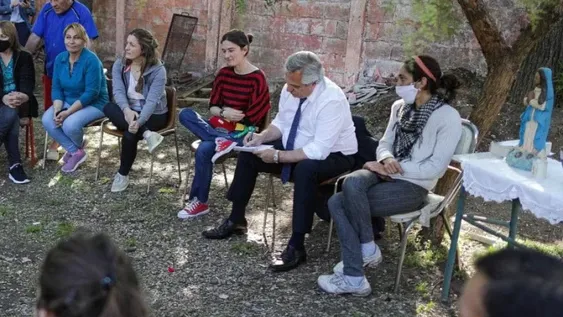 Fernández refuerza la campaña con timbreos y visitas sorpresa a vecinos