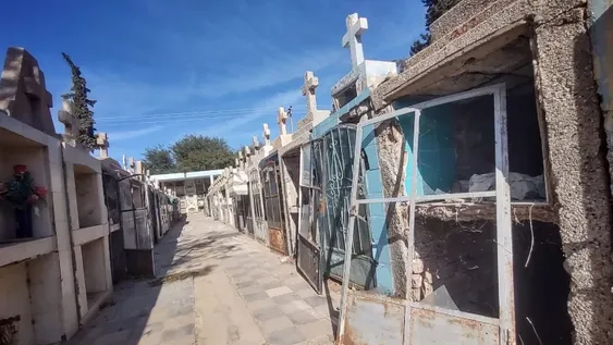 DAÑOS VISIBLES. La falta de limpieza y las instalaciones rotas son algunas de las imágenes dominantes en el Cementerio de Albardón.