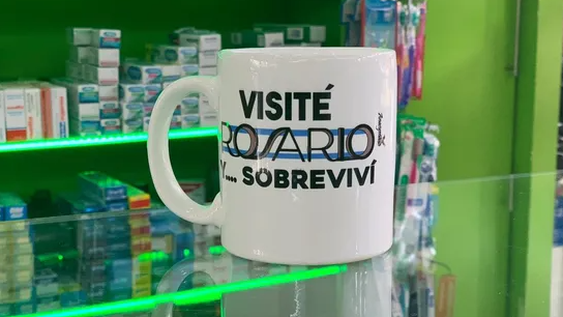 “Visité Rosario y… sobreviví”: la taza de recuerdo que se transformó en viral