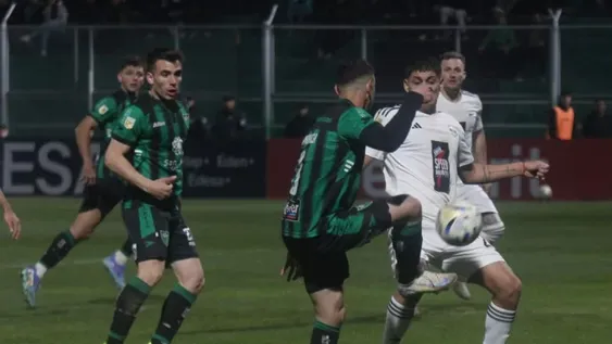 PENAL. Tijanovich ya metió el remate y Miño estiró su brazo. San Martín tenía la chance de ponerse arriba otra vez para poder ganarlo. Un paso adelante en una lucha de fecha tras fecha.