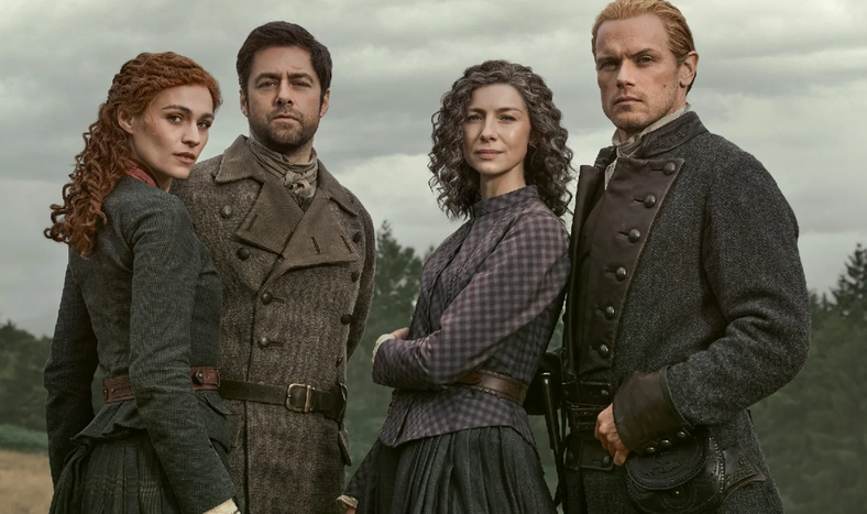 Sophie Skelton y Richard Rankin (izq) junto a los protagonistas de Outlander&nbsp; Caitríona Balfe y Sam Heughan.