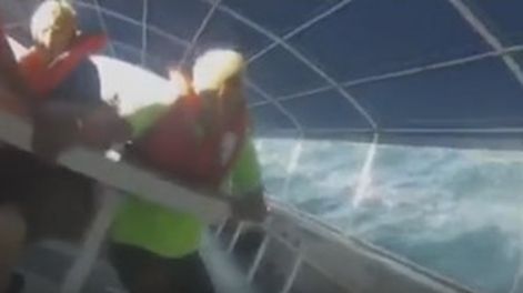 Video aterrador: un bote de turistas naufragó en Costa Rica