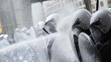 Productores protestaron con manguerazos de leche