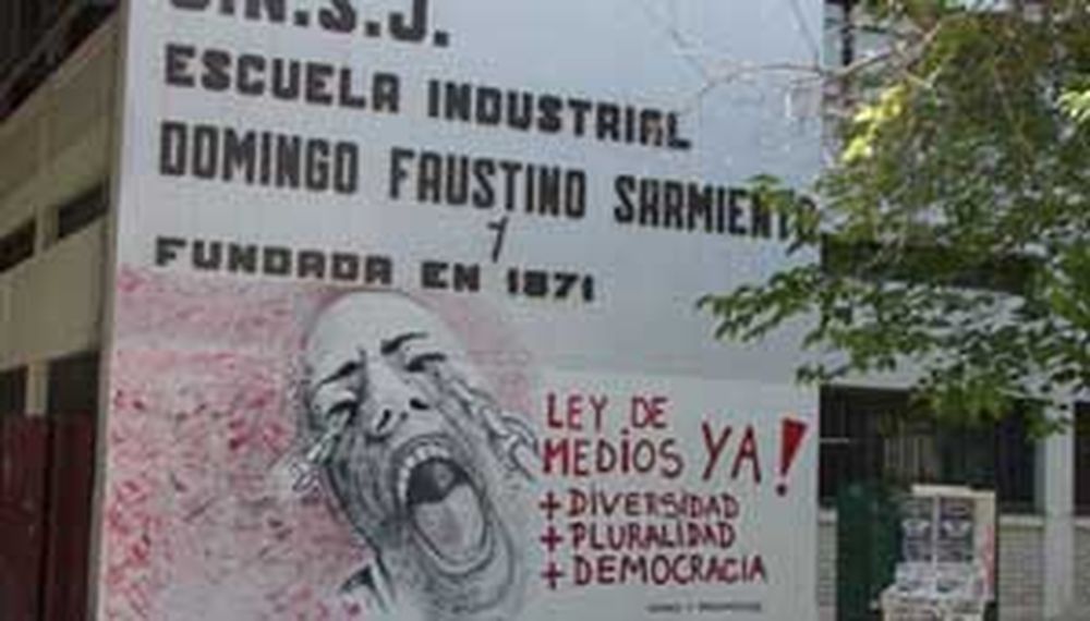 Agrupación política pintó el frente de la Industrial y se abrió el debate