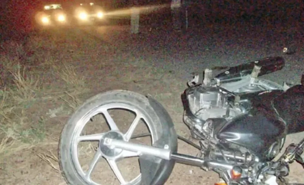 Intentó esquivar un pozo, embistió a un perro y cayó de la moto: terminó fracturado