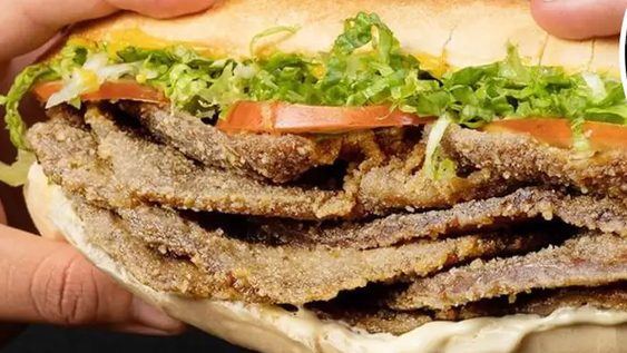 Pidió un sándwich de milanesa y se enamoró con el tierno gesto del cocinero