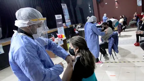 Vacunación contra el coronavirus: recomiendan dosis de refuerzo para grupos de “alto riesgo”