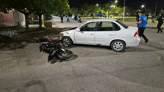 El auto y la moto involucrados en el hecho.&nbsp;