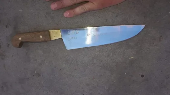 La amenazaron con un cuchillo tipo carnicero para robarle la mochila cuando salía del cajero