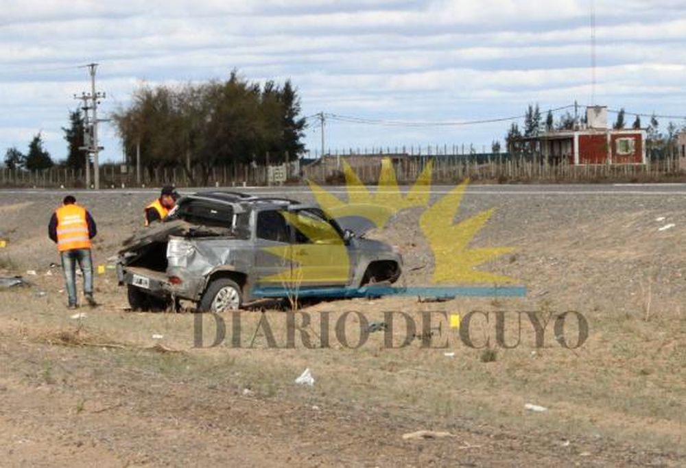 Dos cordobeses murieron en un impresionante vuelco en El Encón