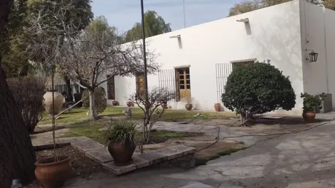 Diario de Cuyo | CAMBIOS. La prioridad es bajar la humedad del jardín y analizarán si hacen canteros o cambian el riego.