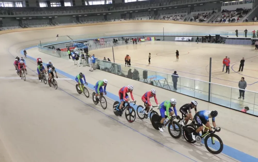 CON VELOCIDAD Y  PERSECUSIÓN por equipos, scratch y vueltas a los puntos sefestejará esta noche los 93 años de la FCS, en el Chancay.