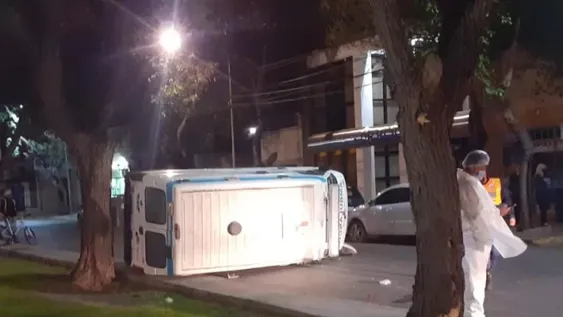 Una ambulancia chocó con un auto y volcó: un enfermero resultó fracturado