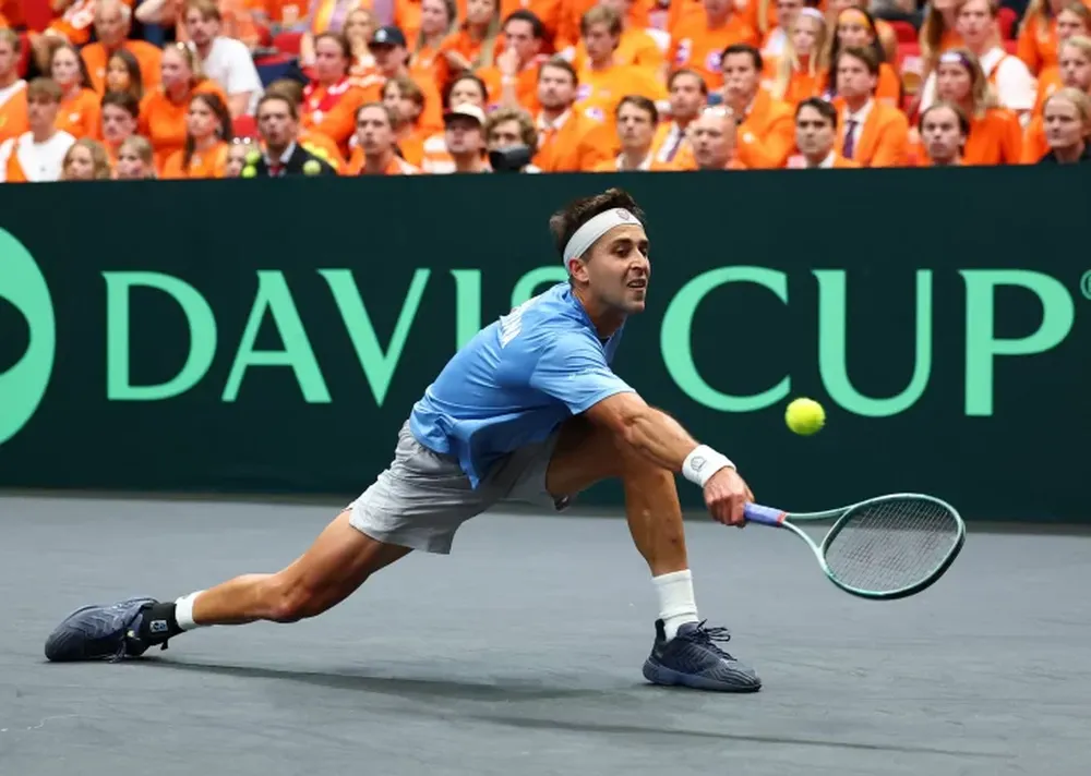 CONTUNDENTE. Etcheverry abrió la serie con una buena victoria.