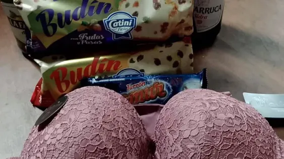 Un municipio entregó cajas navideñas a las mujeres con pan dulce y corpiños