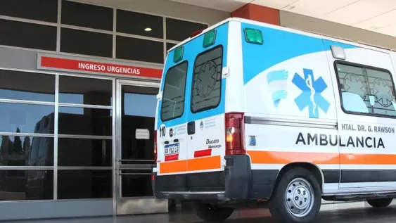 Se les atravesó un perro y cayeron de la moto: sufrieron graves heridas