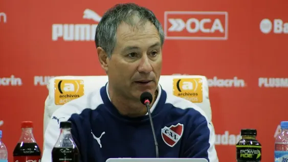 La barrabrava de Independiente apretó a Holan