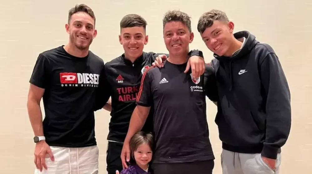 Marcelo Gallardo y sus hijos.-