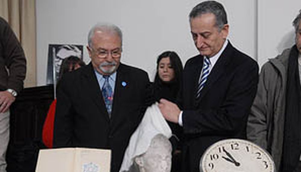 Homenaje a voluntarios que rescataron biblioteca de la AMIA
