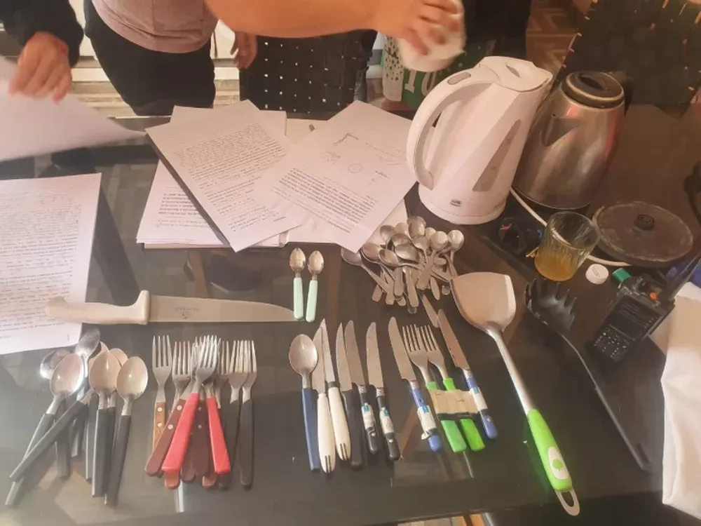 Alquilaba departamentos amoblados, pagaba con dinero falso y se robaba todo antes de irse
