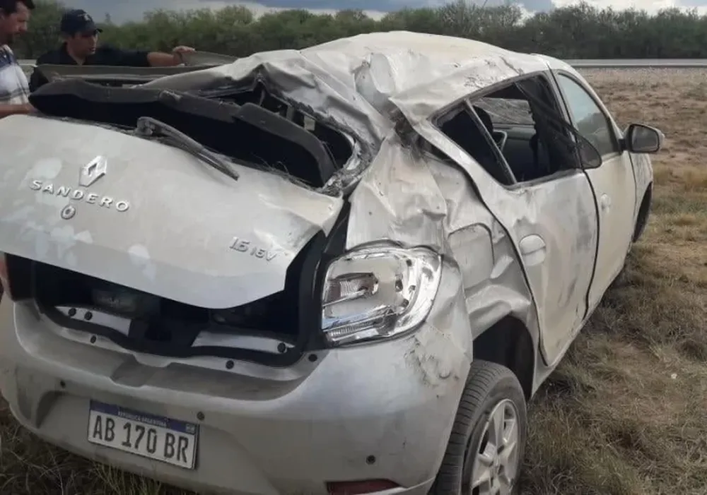 Una familia sanjuanina que viajaba a Mar del Plata sufrió un violento vuelco en San Luis