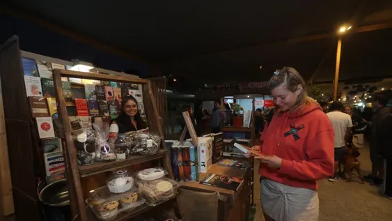 Entre los puestos más visitados por los sanjuaninos están las ventas de libros.