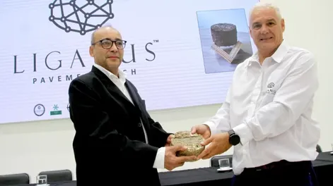 Diario de Cuyo | ORGULLO. Los ingenieros Roberto Vivas y Jorge Mora mostraron orgullosos una probeta de Liganus durante la conferencia de ayer para presentar su creación.