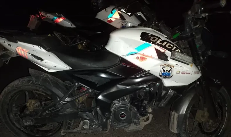 Un policía motorizado golpeó violentamente contra el pavimiento por esquivar un perro