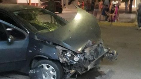 Triple choque en una esquina con semáforo en Trinidad