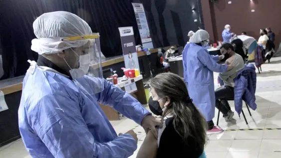 Los efectos adversos de las vacunas detectados en Argentina: ¿hay casos de trombosis?