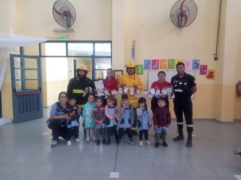 Los Bomberos Voluntarios de Albardón visitan las Escuelas de Nivel Inicial para dar charlas de prevención sísmica.