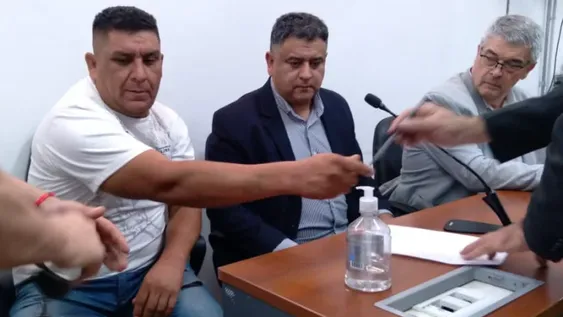 Ariel Pérez (izquierda, de remera) durante el juicio abreviado en el recibió su último castigo por amenazar a un joven con una navaja. A la derecha su víctima, Yanina Pérez.