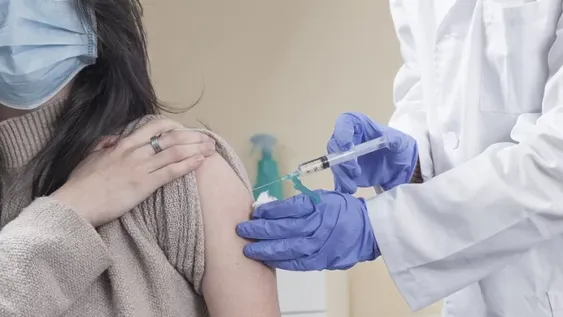 Italia ya vacunó contra el coronavirus al 20% de la población y no descarta una tercera dosis