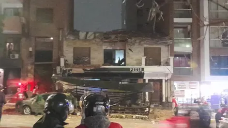 Córdoba: un muerto y varios heridos tras colapsar el techo del primer piso de un edificio sobre un bar