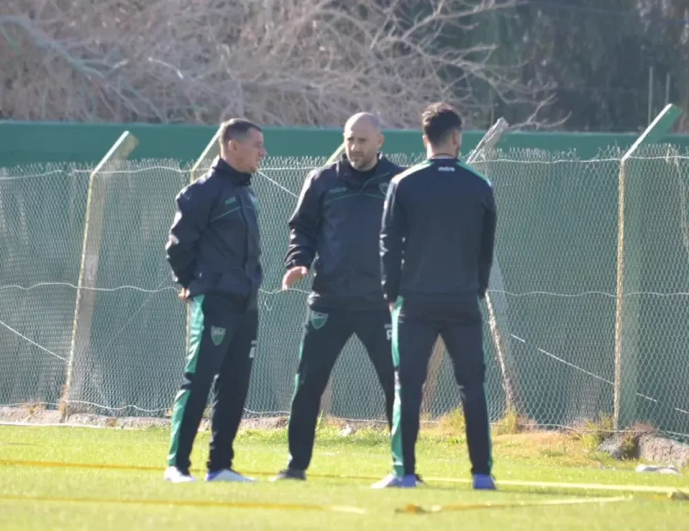 DEFINICIONES. Romagnoli y su cuerpo técnico comenzaron a delinear la probable formación de San Martín para el sábado ante Sarmiento en partido clave.