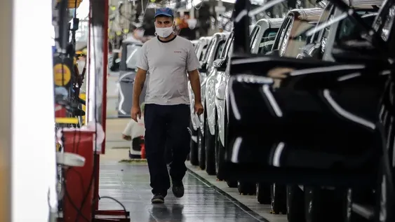 Según el Indec, la actividad industrial creció 6,9% en junio y la construcción el 7,2%