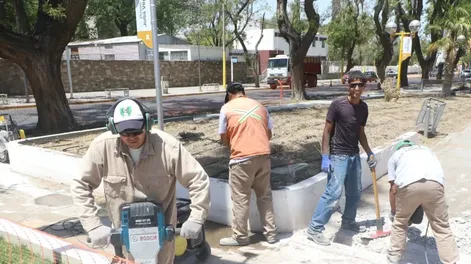 Diario de Cuyo | Plazo. Desde el municipio de Capital estiman que en tres semanas aproximadamente se terminará de reinstalar en riego presurizado en el bulevar de la Avenida Rawson.