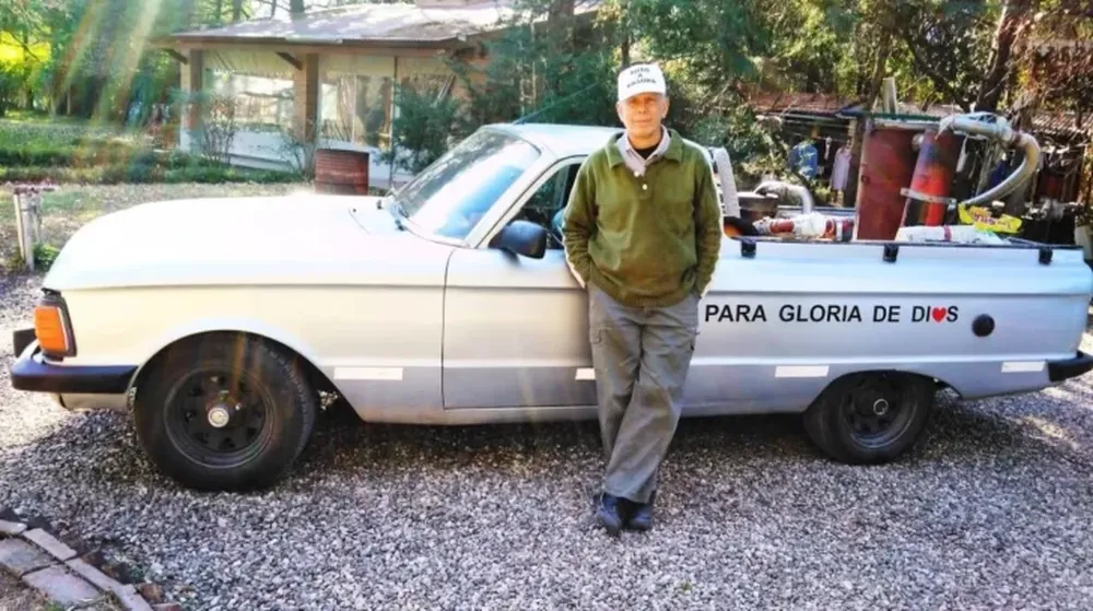 Es cordobés, inventó el primer auto a basura y quiere que todos lo imiten