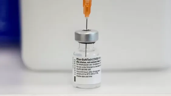 Una mujer de 23 años recibió por error 6 dosis de la vacuna de Pfizer en Italia