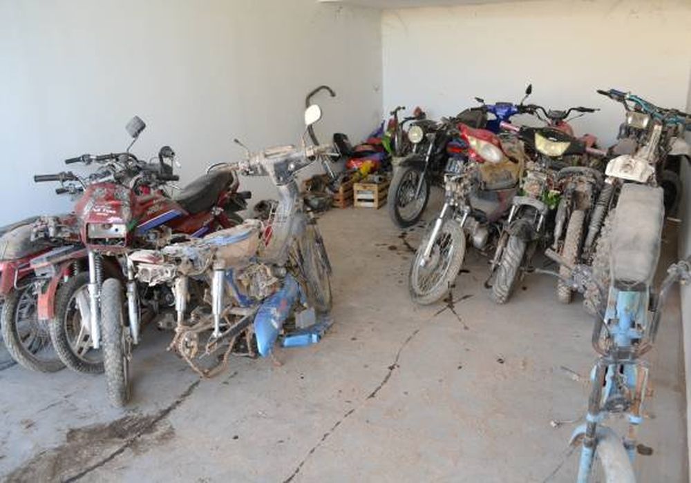 Sarmiento: incautan 15  motos y motopartes en  un taller, ¿son robados?