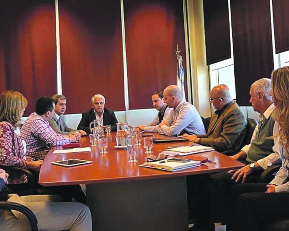 Ministros de Uñac se reunieron con supermercadistas por los precios