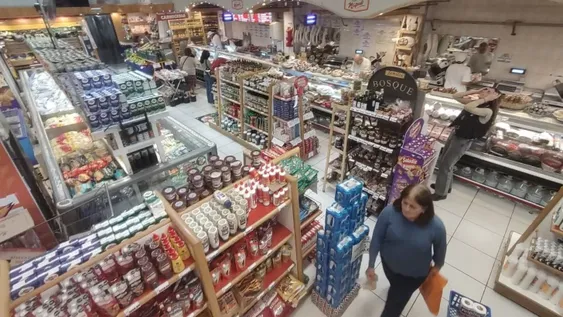 CALMA. En supermercados no hubo compras para hacer stock de productos de primera necesidad y tampoco por parte de almacenes en los mayoristas.