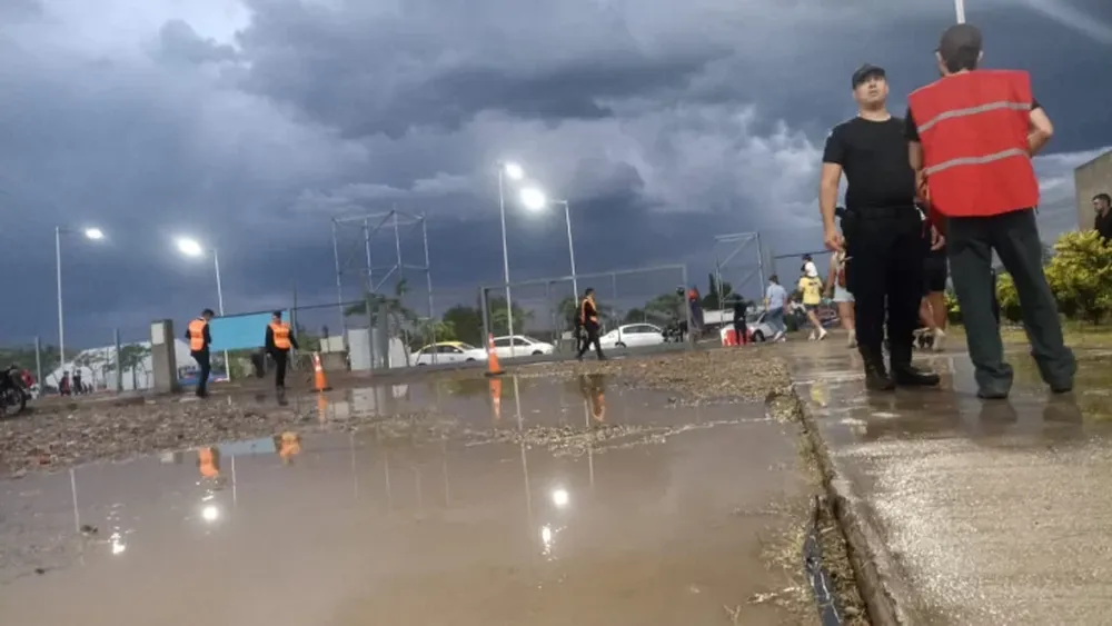 El granizo sorprendió a los sanjuaninos que llegaron temprano al Predio Costanera