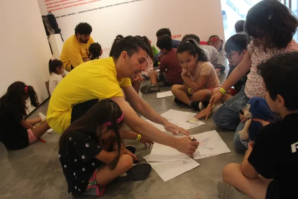 Pintura mural. Los chiquitos de 6 años trabajaron un animal imaginario con ayuda de sus profesores atentos a las indicaciones. (Fotos: Daniel Arias)