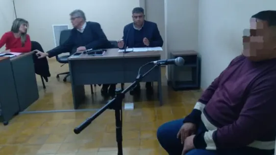 EL ACUSADO  (derecha) negó haber manoseado a las niñas.