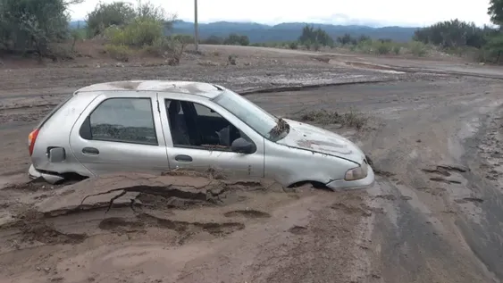 Hallan el cuerpo atado y golpeado de un hombre en el baúl de un auto incendiado