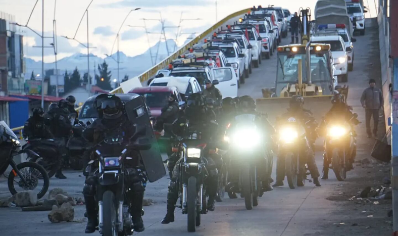 Bolivia despliega un fuerte operativo para liberar rutas bloqueadas en medio de la crisis social